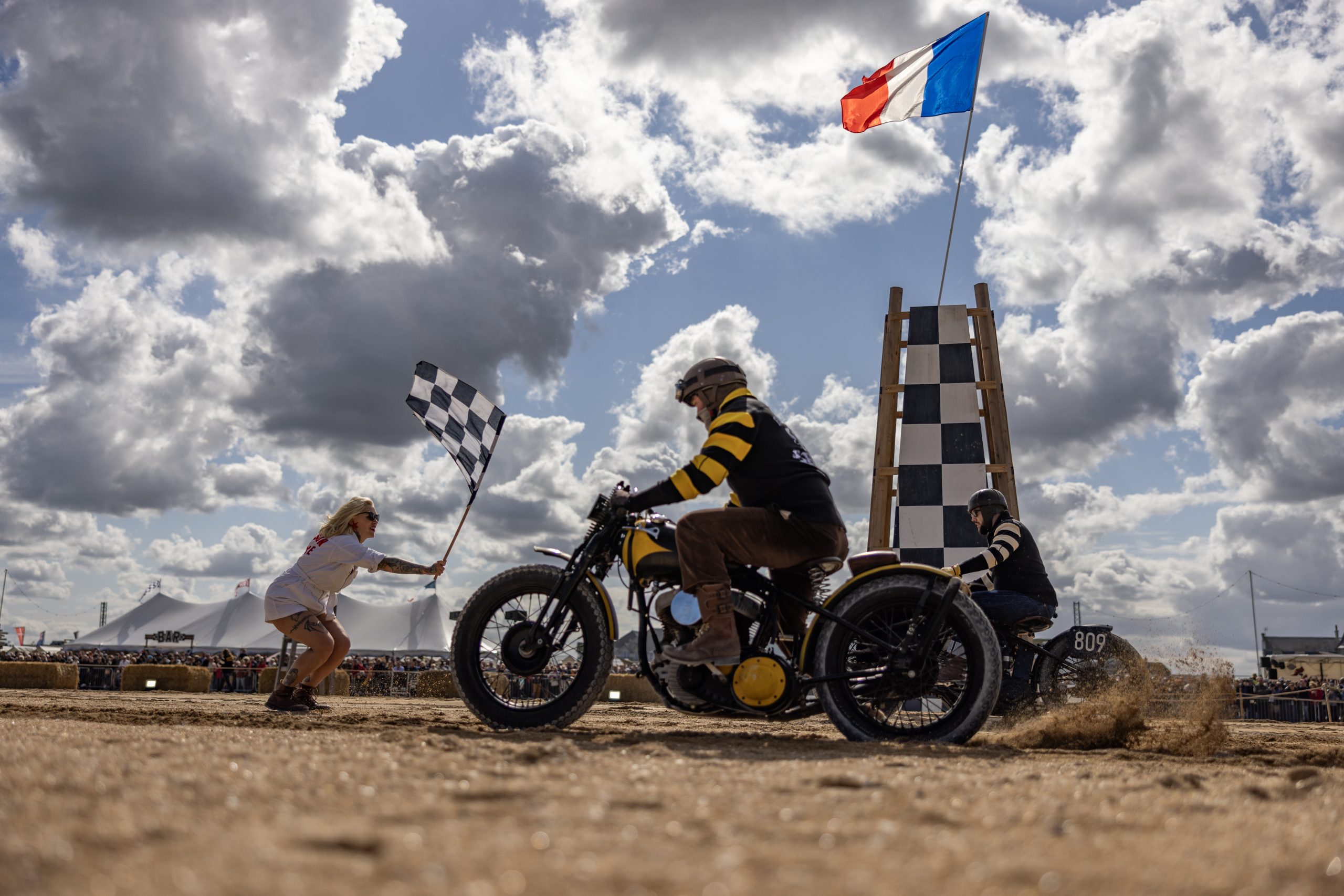 Deelnemer met historische racer tijdens een beach sprint