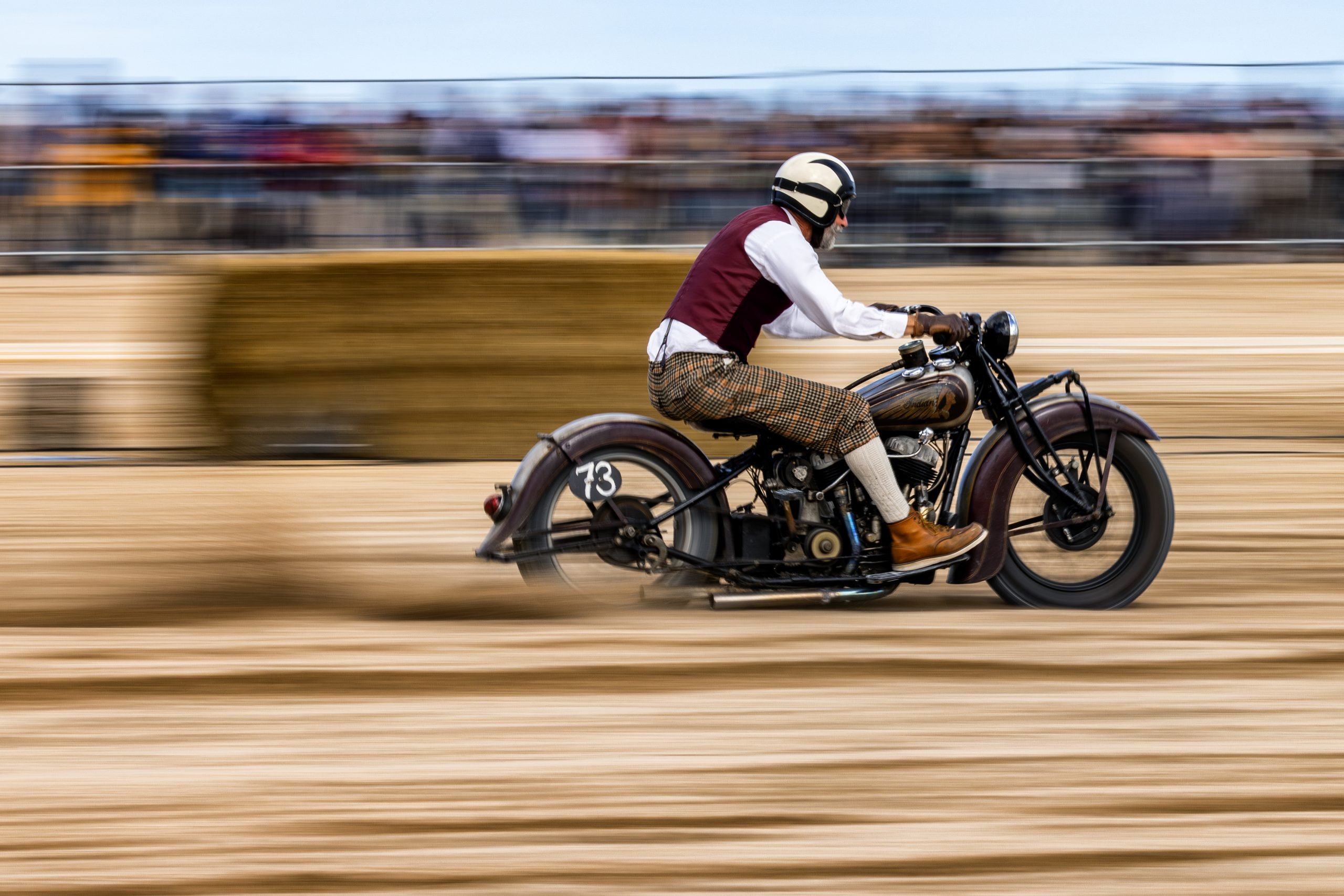 Deelnemer met historische racer tijdens een beach sprint