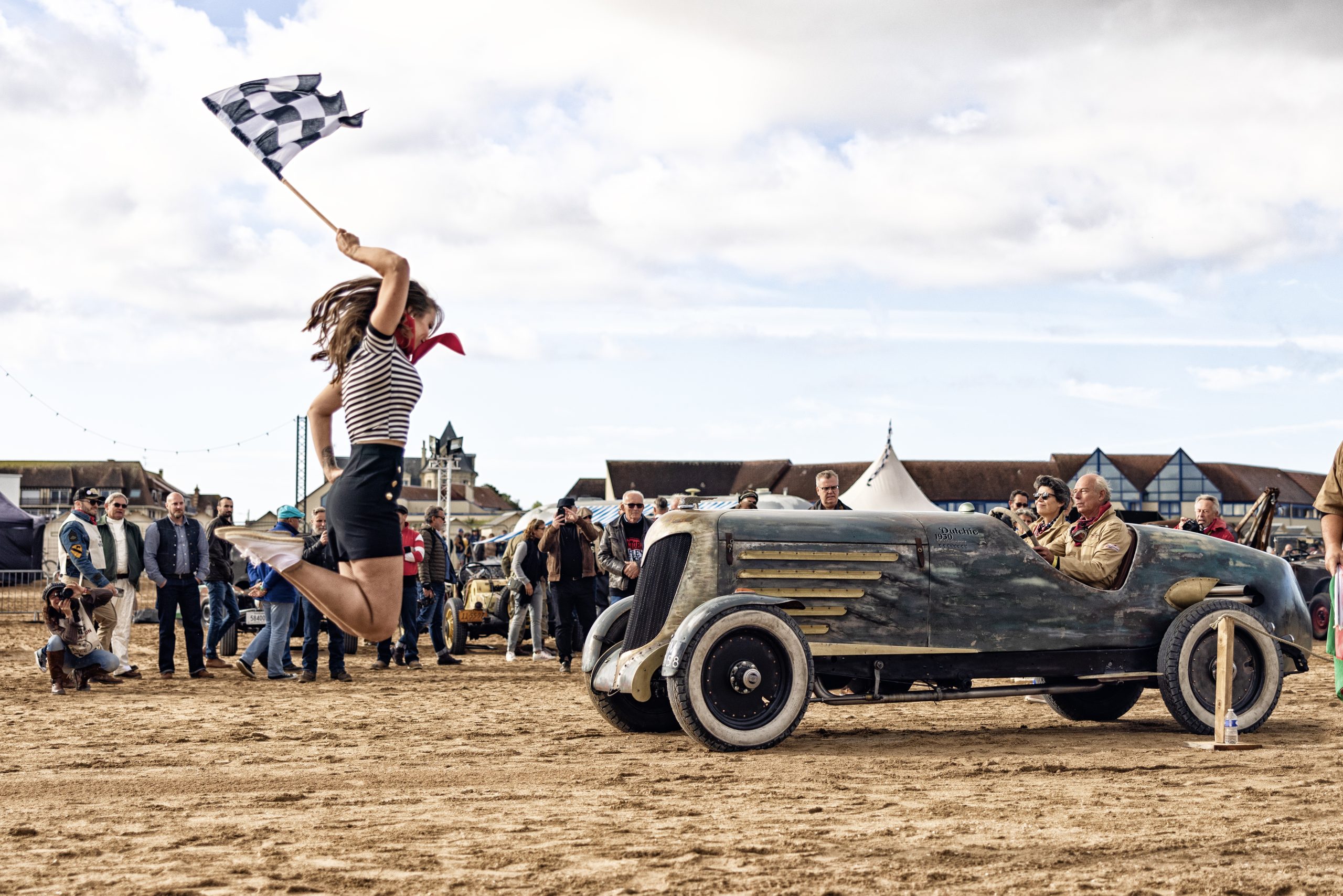 Deelnemer met historische racer tijdens een beach sprint