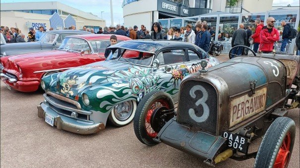 Deelnemer met historische racer tijdens een beach sprint